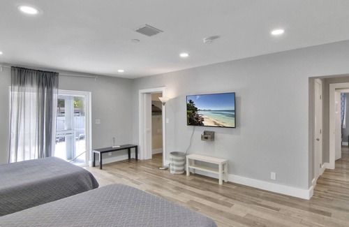 Tarpon River Casa | Tarpon River Getaway | Minutes to Beach
