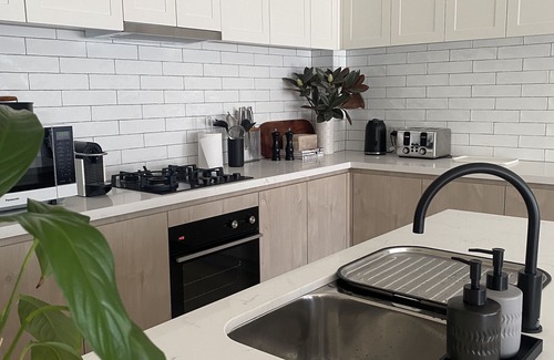 Healesville Apartamento | Tarra #2, modern 2-bedroom apartment, walk to Four Pillars & Main Street shops.