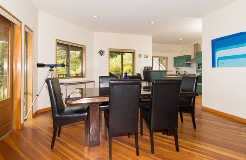 Tahunanui Casa | Impresionante Nelson Holiday Home con excepcionales vistas a la playa y al mar!
