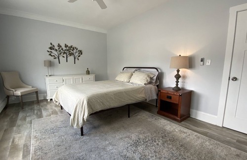 Forest Park Apartamento | Taste of Provence-Extended Stay, W/D&DW, 2BR, Pets