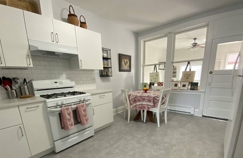 Forest Park Apartamento | Taste of Provence-Extended Stay, W/D&DW, 2BR, Pets