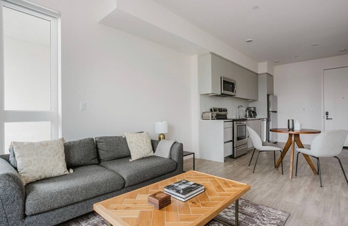 East Pasadena Apartamento | Tasteful 1BR w/ Gym & Elev, nr Dining & Bars, by Blueground