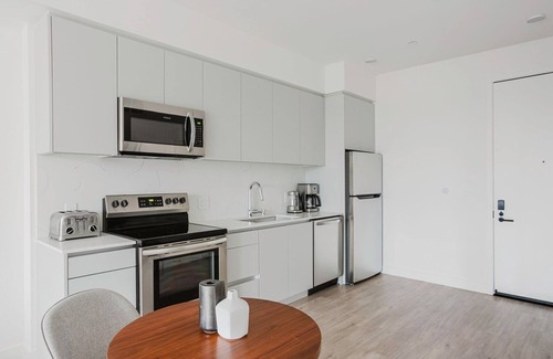 East Pasadena Apartamento | Tasteful 1BR w/ Gym & Elev, nr Dining & Bars, by Blueground