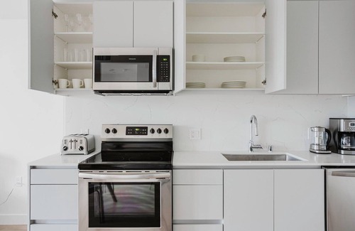 East Pasadena Apartamento | Tasteful 1BR w/ Gym & Elev, nr Dining & Bars, by Blueground