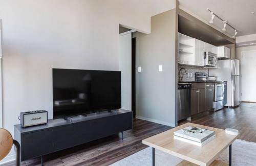 Theatre District Apartamento | Tasteful Chinatown/Theater Dist 2BR w/ Gym, nr Dining, by Blueground