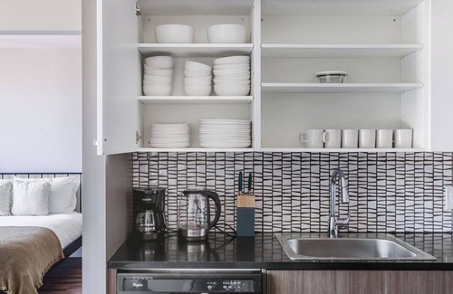 Theatre District Apartamento | Tasteful Chinatown/Theater Dist 2BR w/ Gym, nr Dining, by Blueground
