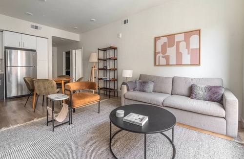 Hayward Apartamento | Tasteful Hayward 2BR w/ Heated Pool, near Shops & Dining, by Blueground