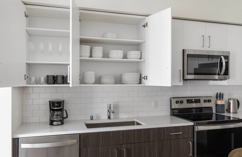 Hayward Apartamento | Tasteful Hayward 2BR w/ Heated Pool, near Shops & Dining, by Blueground