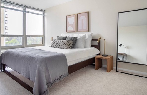 Lake View East Apartamento | Tasteful Lakeview 1BR w/ Rooftop Pool, near Wrigley Field, by Blueground