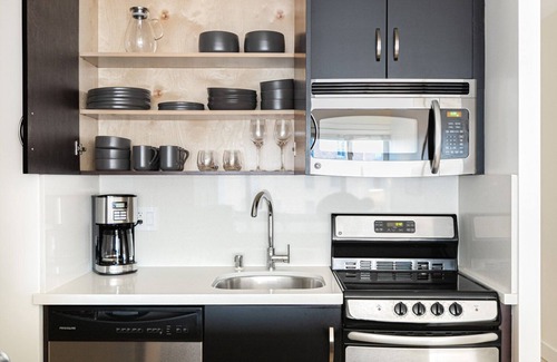 Lower Nob Hill Apartamento | Tasteful Nob Hill 1BR w/ Sauna, Gym, Stunning City View, by Blueground