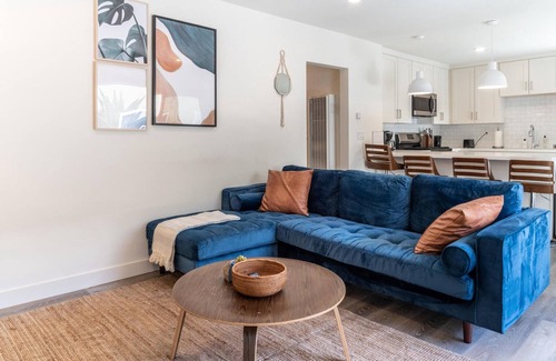 Redondo Beach Apartamento | Tasteful Redondo Beach 2BR, walk to Shops & Restaurants, by Bluueground