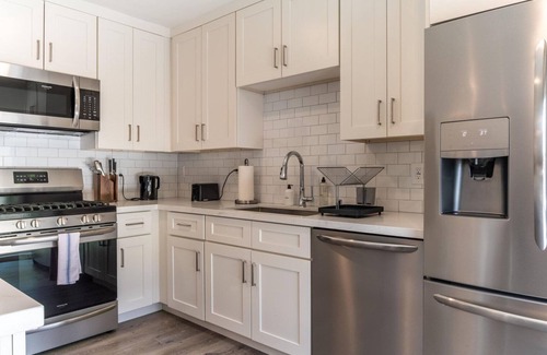 Redondo Beach Apartamento | Tasteful Redondo Beach 2BR, walk to Shops & Restaurants, by Bluueground