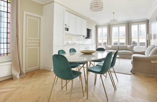 Madeleine Apartamento | TASTEFULLY DECORATED & STEPS AWAY FROM THE ICONIC MADELEINE & PALAIS GARNIER