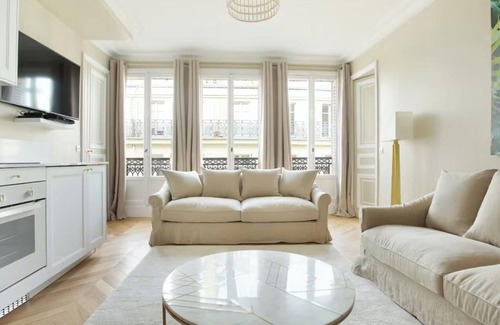 Madeleine Apartamento | TASTEFULLY DECORATED & STEPS AWAY FROM THE ICONIC MADELEINE & PALAIS GARNIER