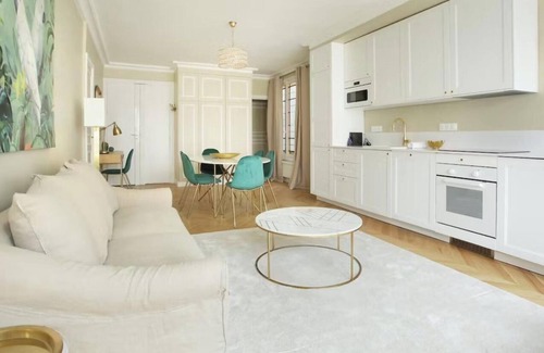 Madeleine Apartamento | TASTEFULLY DECORATED & STEPS AWAY FROM THE ICONIC MADELEINE & PALAIS GARNIER