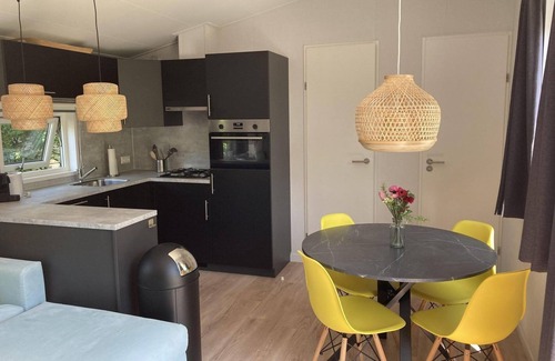 Sint Maartensvlotbrug Casa | Tastefully furnished, cosy and modern 4-person chalet with 2 bedrooms. Lovely garden with terrace, veranda and lawn. Free WiFi.
