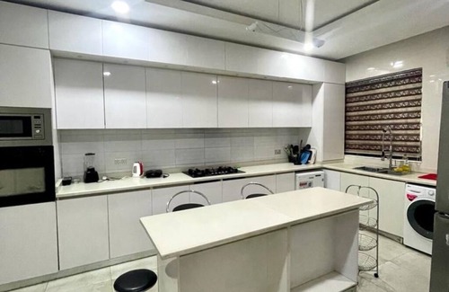 Ogombo Apartamento | Tastefully Furnished 2-Bedroom Duplex
