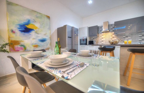Gzira Apartamento | Tastefully furnished 3beds/3baths, 2balconies WVID1