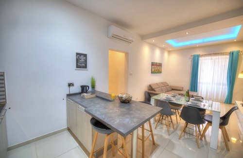Gzira Apartamento | Tastefully furnished 3beds/3baths, 2balconies WVID1