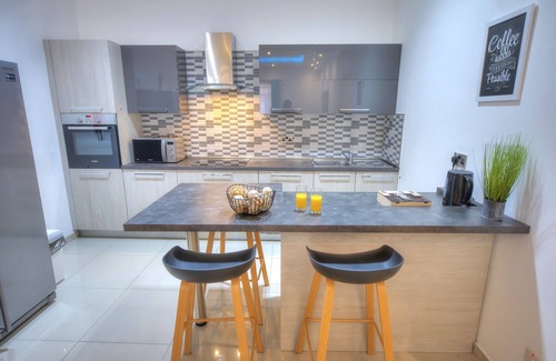 Gzira Apartamento | Tastefully furnished 3beds/3baths, 2balconies WVID1