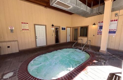 Mammoth Lakes Casa | Tastefully Remodeled Condo at Mammoth Ski & Racquet Club, Hot Tub, Garage, 10 Min Walk to Ski Lifts