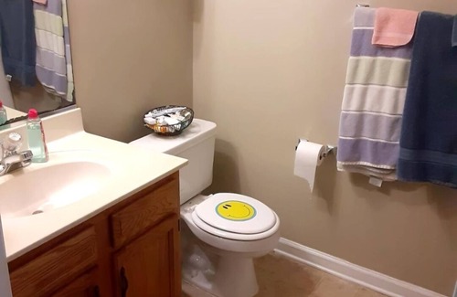 Greensboro Condominio | Tater's Townhome is a cozy 1-bedroom condo with AC, TV no wifi on the 1st Floor