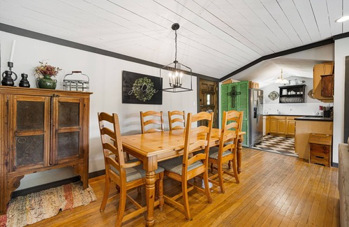 Flat Rock Cabina | Tators Inn-Rustic&Pet Friendly Cabin in Bonclarken