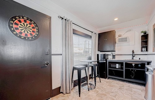 Washington Ave./ Memorial Park Apartamento | Tattoo Studio-this converted tattoo studio faces all the Washington Ave action
