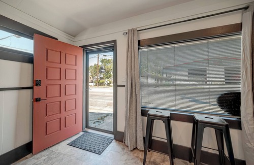 Washington Ave./ Memorial Park Apartamento | Tattoo Studio-this converted tattoo studio faces all the Washington Ave action
