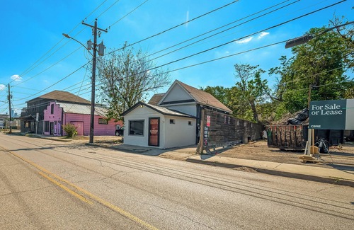 Washington Ave./ Memorial Park Apartamento | Tattoo Studio-this converted tattoo studio faces all the Washington Ave action