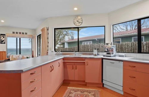 Waitahanui Casa | Taupo Beachfront Escape 12min to Town | Free Wifi