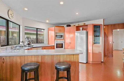 Waitahanui Casa | Taupo Beachfront Escape 12min to Town | Free Wifi