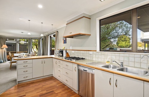 Richmond Heights Cabaña | Taupo Escape - Rainbow Point Holiday Home