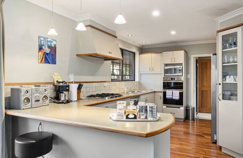 Richmond Heights Cabaña | Taupo Escape - Rainbow Point Holiday Home