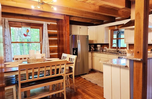 Martinsville Cabina | Taurina Cabin-Nestled in nature and tranquility. New updated indoor hot tub.