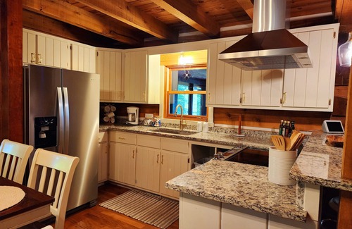 Martinsville Cabina | Taurina Cabin-Nestled in nature and tranquility. New updated indoor hot tub.