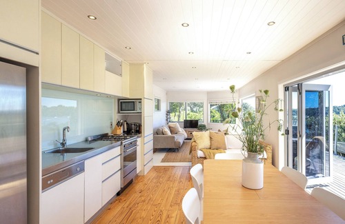 Oneroa Casa | TAWA COTTAGE | Coast & Country | WINTER DEAL - Stay for 3, Pay for 2