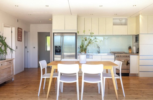 Oneroa Casa | TAWA COTTAGE | Coast & Country | WINTER DEAL - Stay for 3, Pay for 2