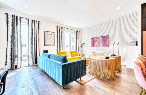 Katie Hill Neighborhood Casa | Taylor Swift Inspired Hot Tub Rooftop Deck Views