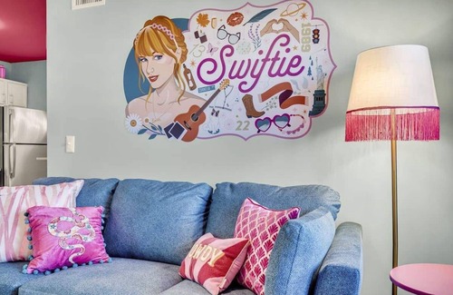 Hope Gardens Apartamento | Taylor Swift Themed Apartment!