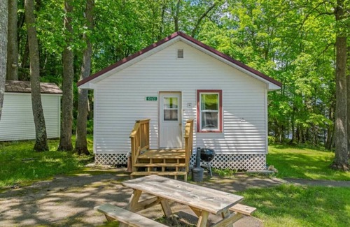 Phelps Cabina | TB8 Thunder Bay Resort Cabin 8