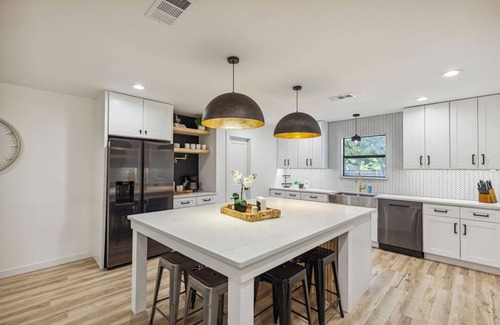 Grapevine Casa | TCH - Spacious 4bd/2ba in Grapevine with Workspace