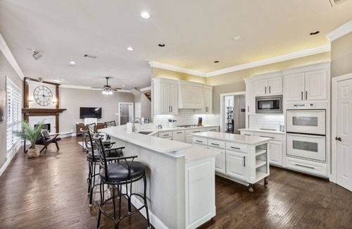 Southwest Carrollton Casa | TCH - Spacious 4bd/4ba home in Carrollton w/Office