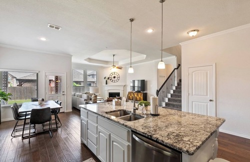 Keller Casa | TCH - Spacious 5bd/3ba in Fort Worth w/ Workspace