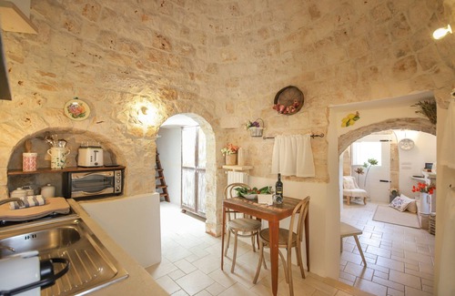 Castellana Grotte Casa | TD Dimora di Genna Trullo with Lush Garden Pool