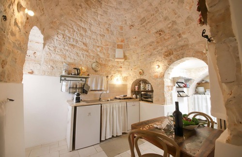 Castellana Grotte Casa | TD Dimora di Genna Trullo with Lush Garden Pool