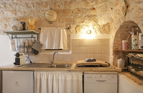 Castellana Grotte Casa | TD Dimora di Genna Trullo with Lush Garden Pool