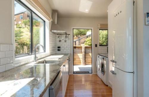 Omiha Casa | Te Whau Retreat - The Cottage - Be My Guest Waiheke