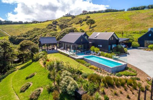 Omiha Casa | Te Whau Retreat - Whole Property - Be My Guest Waiheke