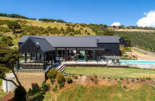 Omiha Casa | Te Whau Retreat - Whole Property - Be My Guest Waiheke